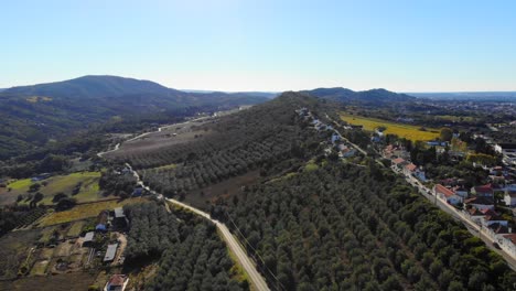 Drohnenaufnahme-Der-Bergrücken-Im-Palmela-Gebiet-In-Portugal