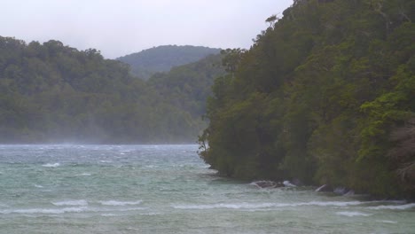 fuertes vientos sobre el lago