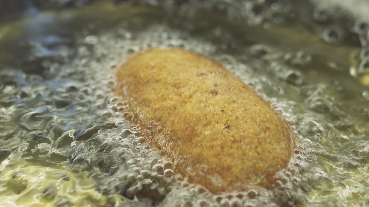 Koteletten friteres i solsikkeolje.