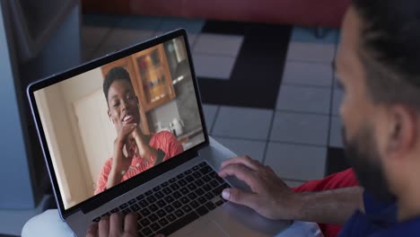 Hombre-Afroamericano-Que-Tiene-Una-Videollamada-Con-Una-Colega-De-Oficina-En-Una-Computadora-Portátil-En-Casa