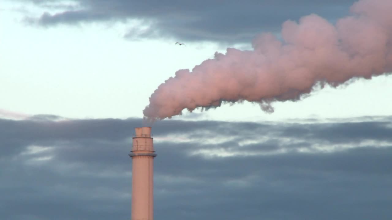 발전소 굴뚝에서 나오는 연도 가스