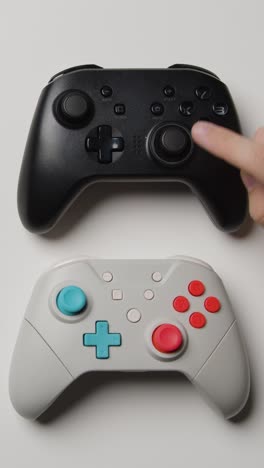 Vertikale-Video-Overhead-Studioaufnahme-Mit-Der-Hand,-Die-Einen-Videospiel-Controller-Auswählt