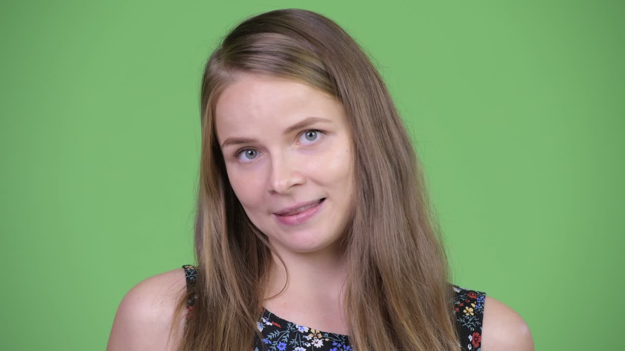 카메라와 대화하는 행복한 젊은 아름다운 임신한 여성의 얼굴