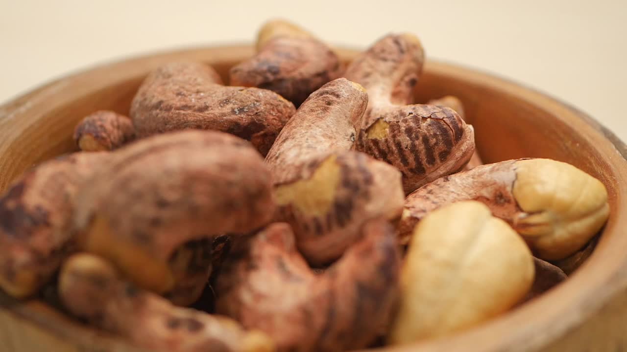 caju en un cuenco de madera
