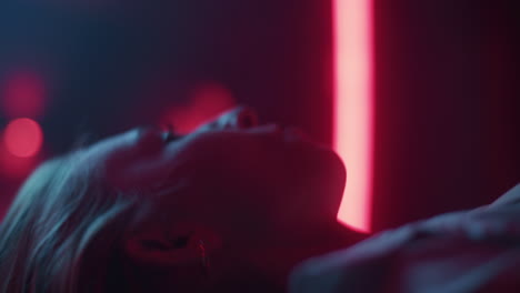 mujer con luz de neón