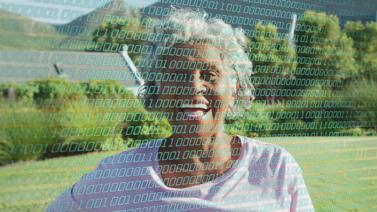 Video verticale: Donna anziana che reagisce alla telecamera, sorridendo e poi ridendo vicino a un lago, con sovrapposizione binaria tecnologica.