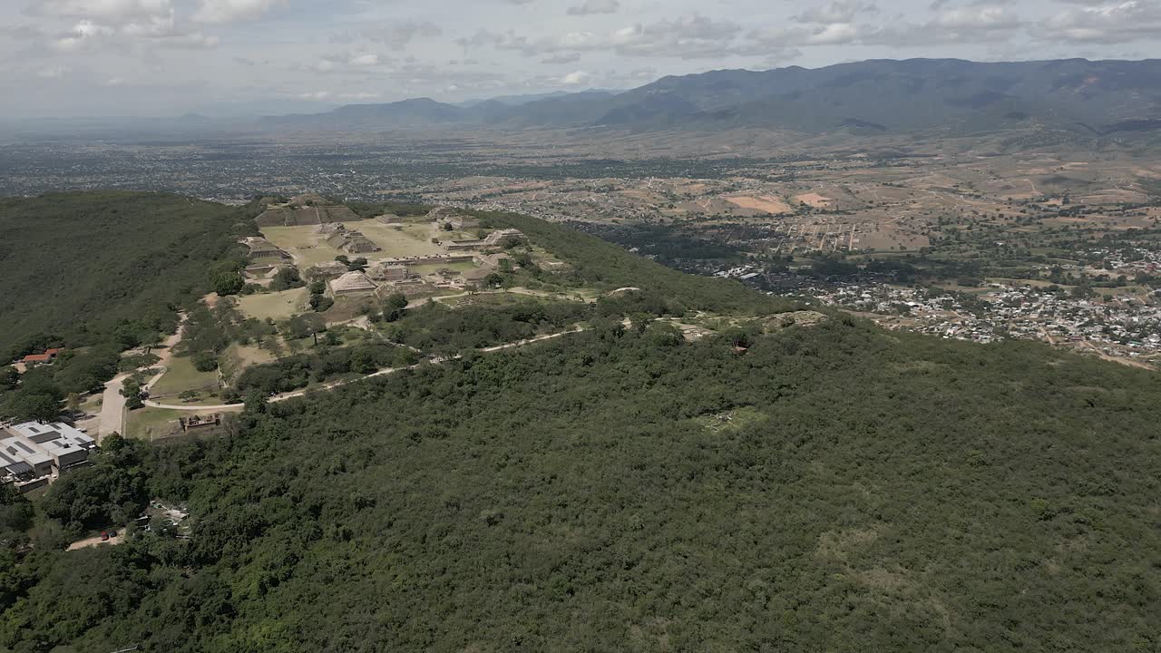 retiros aéreos de las ruinas del templo mesoamericano en la cima de la colina, monte alban