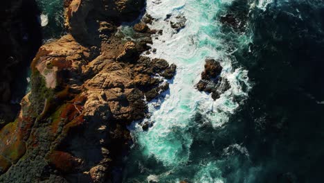 Drohnenaufnahme-Von-Wellen,-Die-An-Der-Malerischen-Küste-Im-Big-Sur-State-Park-Am-Pacific-Coast-Highway-In-Kalifornien-Zusammenbrechen-1