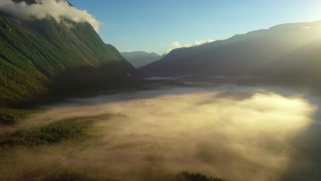 Morgennebel-über-Dem-Tal-Zwischen-Den-Bergen-Im-Sonnenlicht.-Nebel-Und-Wunderschöne-Natur-Norwegischer-Luftaufnahmen.