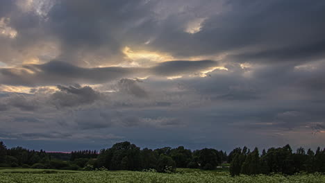 los rayos del sol brillan a través de las nubes