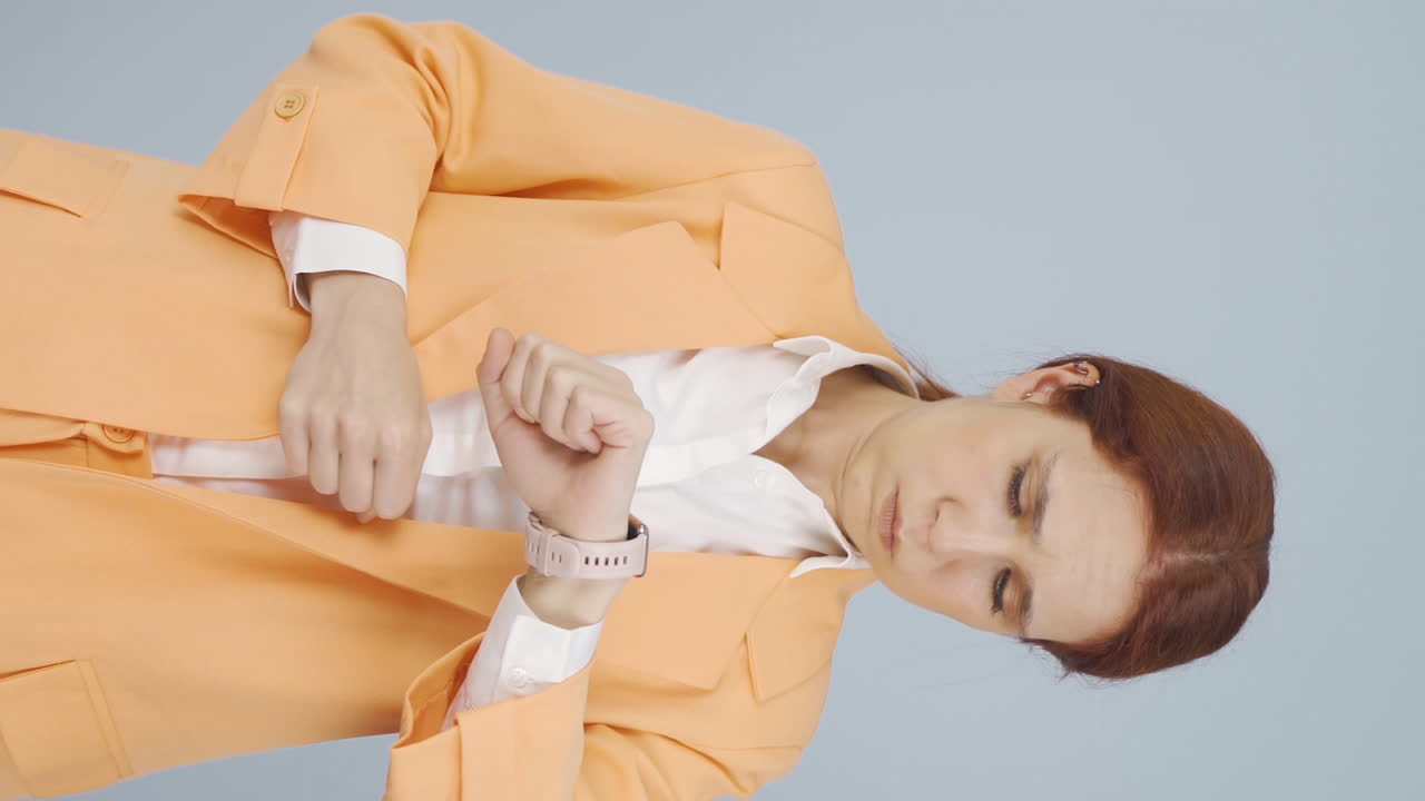 시간 압박에 시달리는 비즈니스 여자의 수직 비디오.