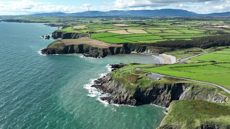 Costa irlandese: ripresa aerea in movimento lungo la Copper Coast, Waterford, a Kilmurrin Cove in estate