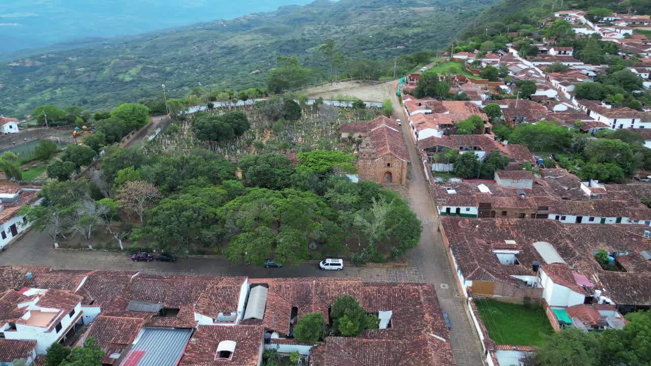 Vista aerea dello storico cimitero nel pittoresco villaggio andino di Barichara, nel dipartimento di Santander, in Colombia, con case coloniali in argilla, tetti di tegole rosse e strade acciottolate