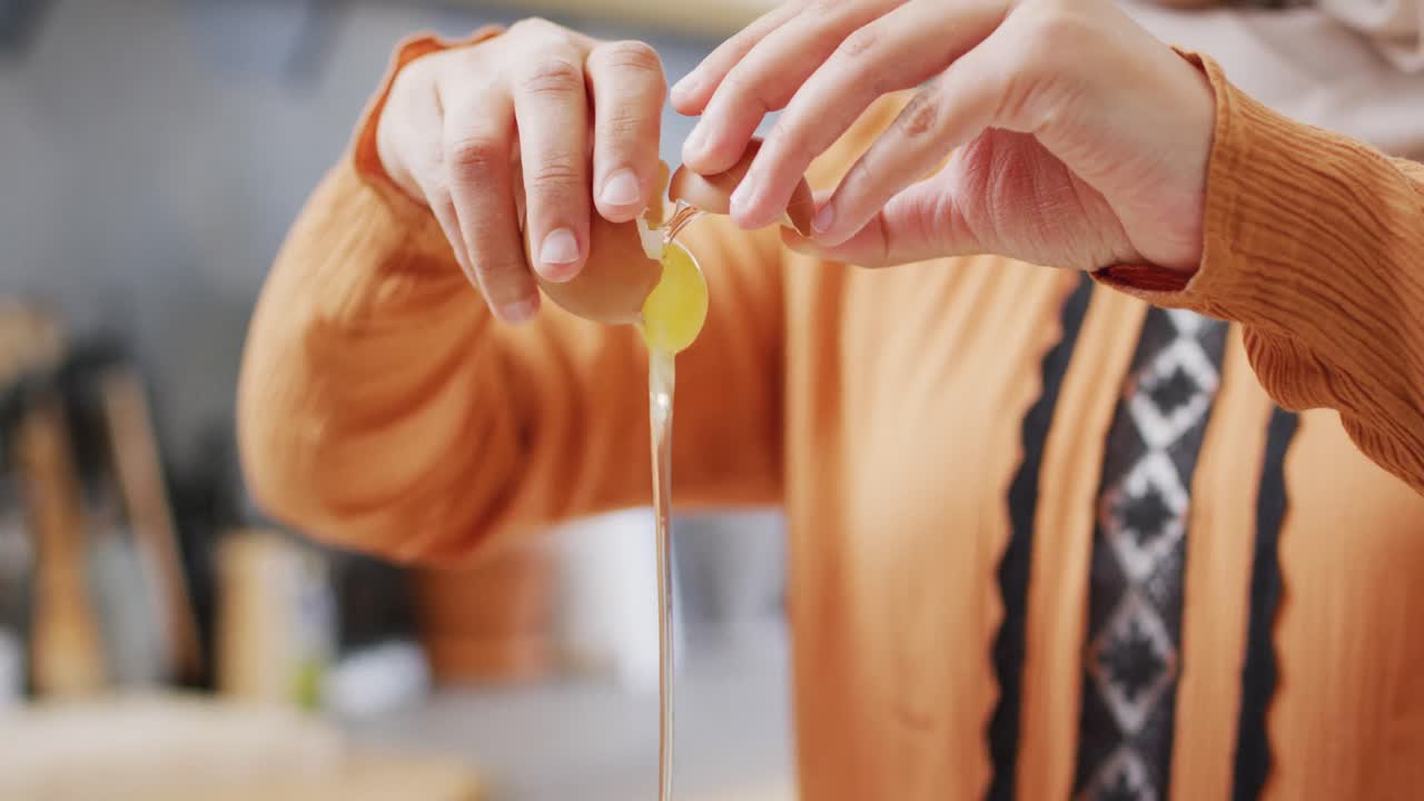 히자브를 입은 행복한 두 인종 여성이 부에서 을 고, 달을 혼합 그으로 부러뜨리는 클로즈업 비디오