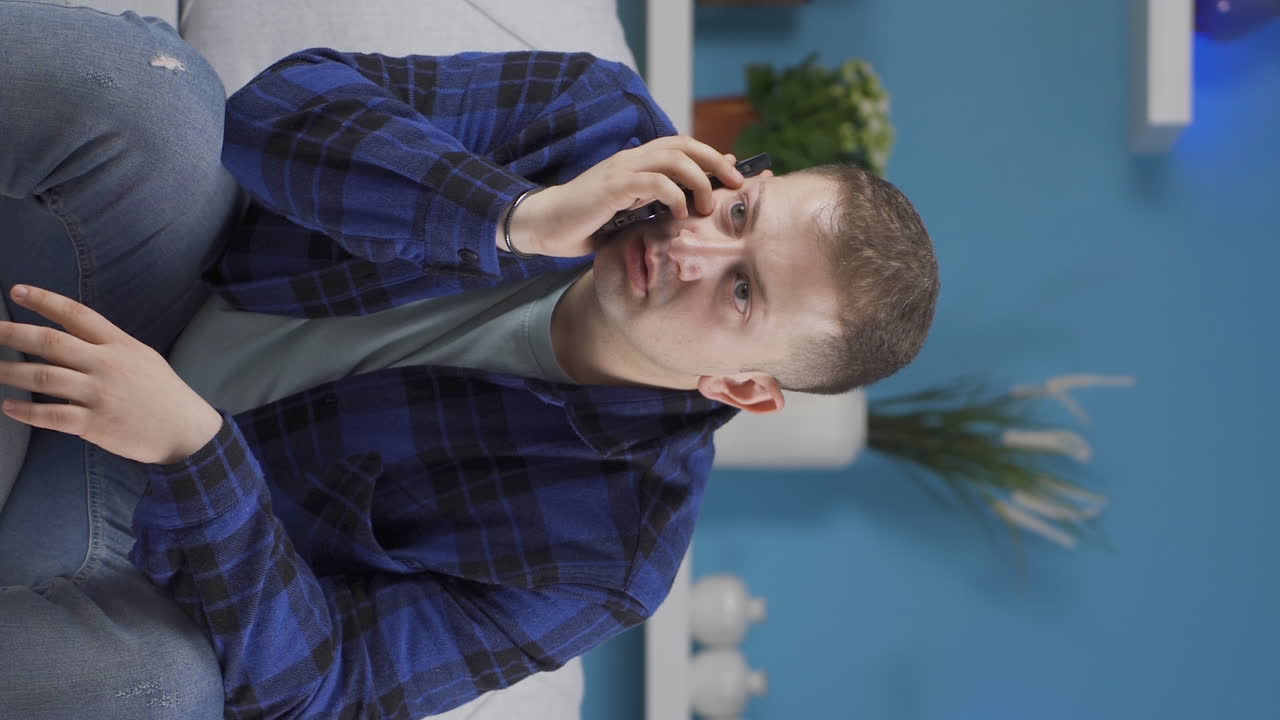 Video verticale dell'uomo che ha ricevuto cattive notizie al telefono