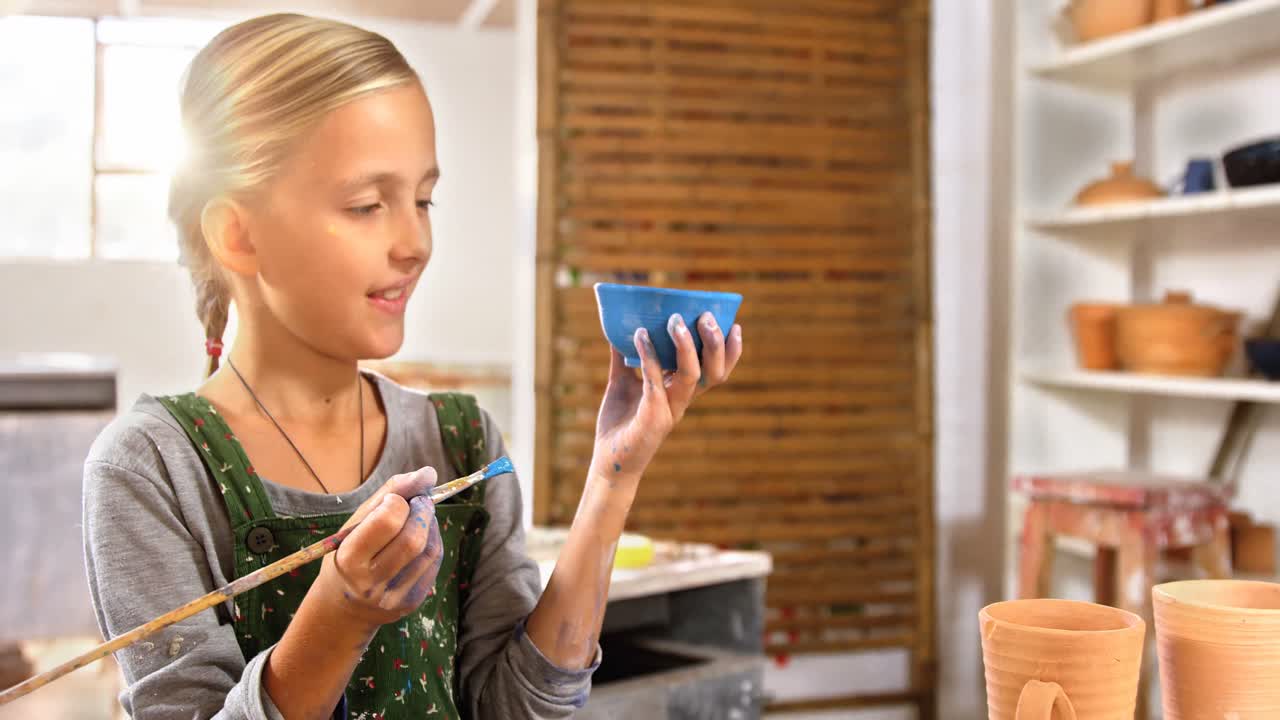 그 여자 는 그 ⁇  을 그리고 있다