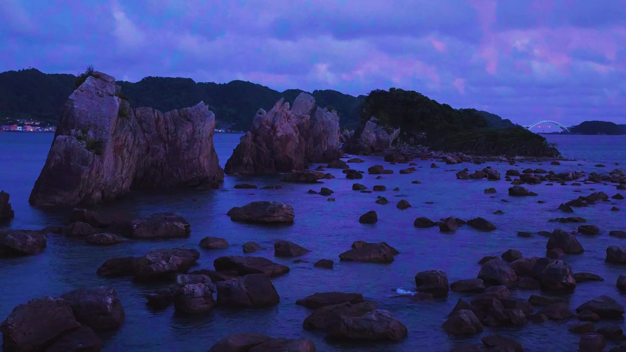 Rochas Hashiguiiwa ao anoitecer, céu noturno vibrante na Costa de Wakayama, Japão.