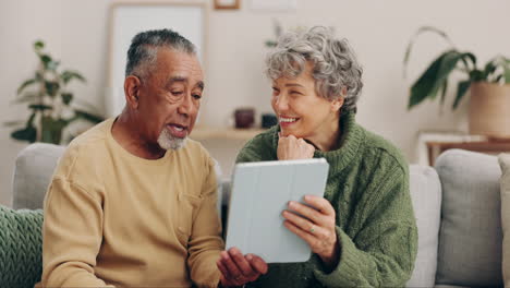 Tableta,-Sonrisa-Y-Búsqueda-Con-Una-Pareja-De-Ancianos-En-El-Sofá