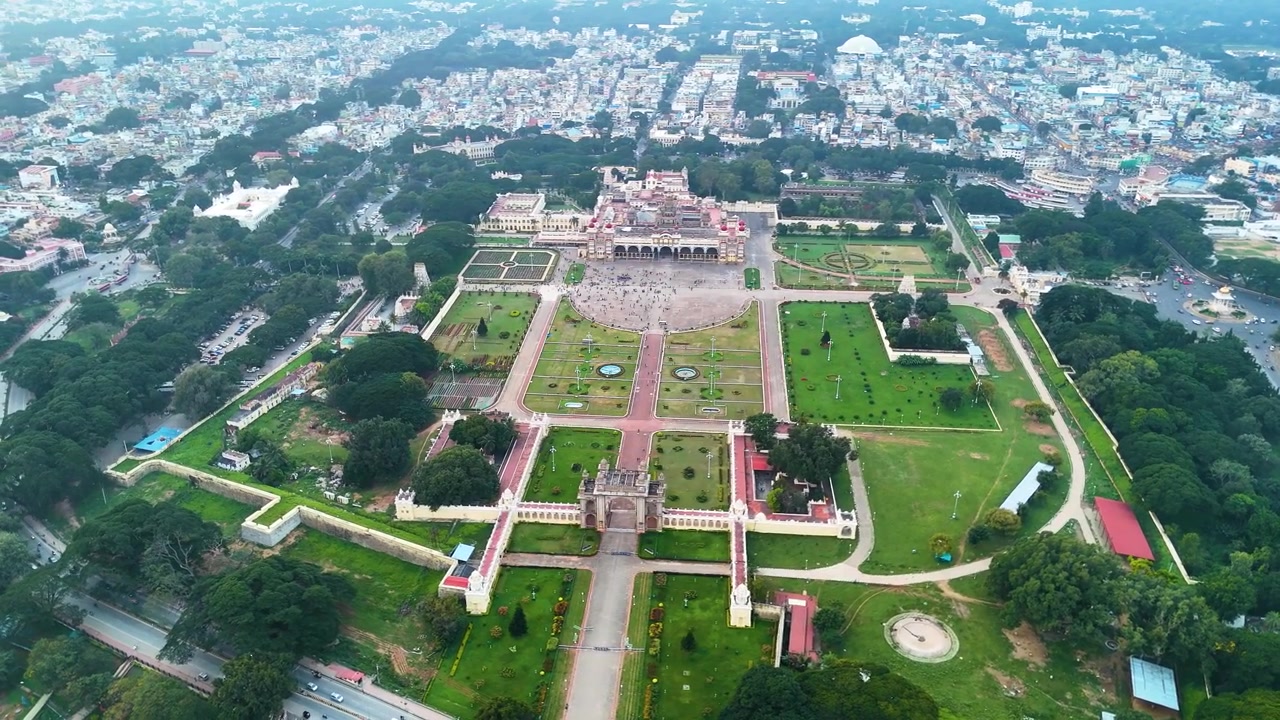 Droneudsigt over Mysore Palads i Mysuru, Indien. Fremviser frodige haver, storslået arkitektur, der fanger den historiske charme ved dette ikoniske vartegn