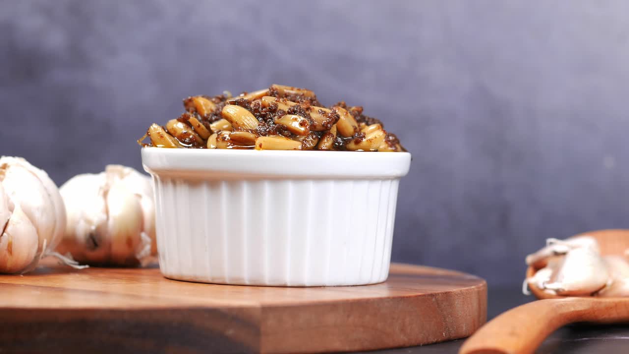 encurtido de ajo casero en un frasco de vidrio en la mesa ,