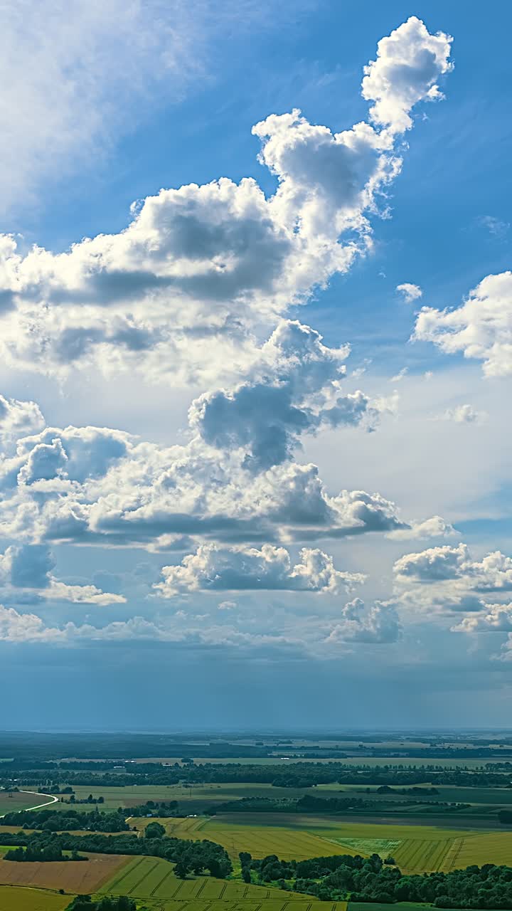 Time Lapse Awan Berbulu Bergerak di Atas Pemandangan Pedesaan Hijau
