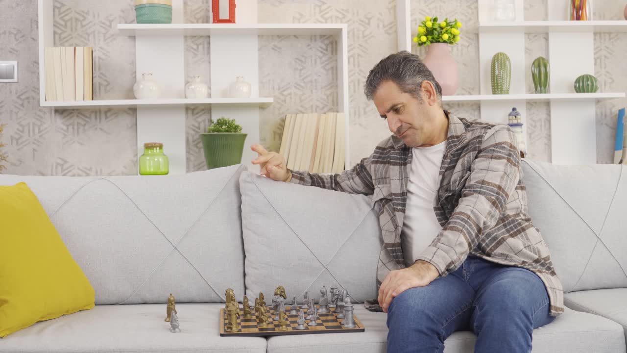 un hombre maduro jugando al ajedrez solo, sufriendo de soledad.