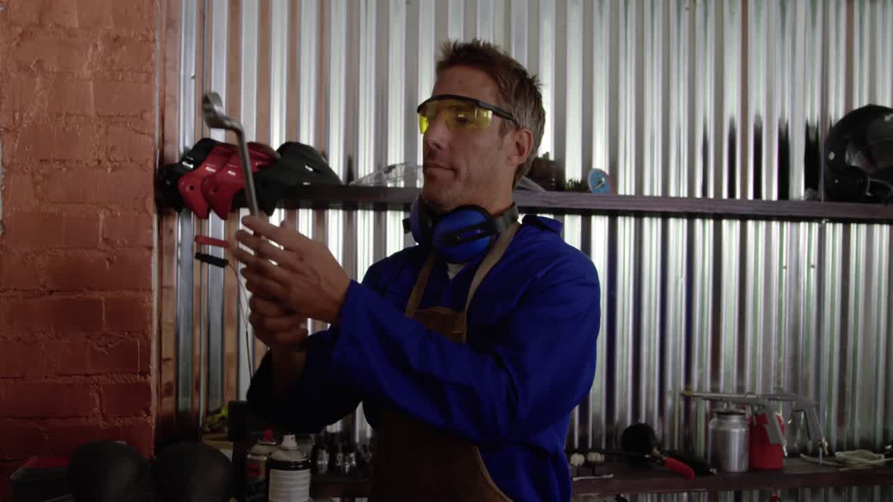 mecánico masculino trabajando en un garaje de reparación 4k