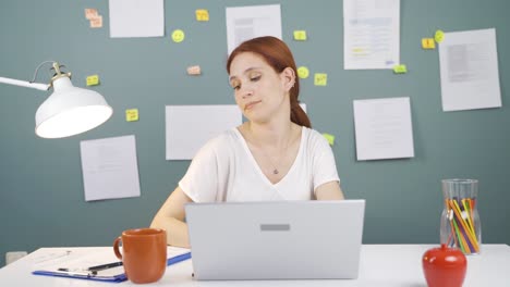 la mujer que mira la computadora portátil está desmotivada y aburrida.