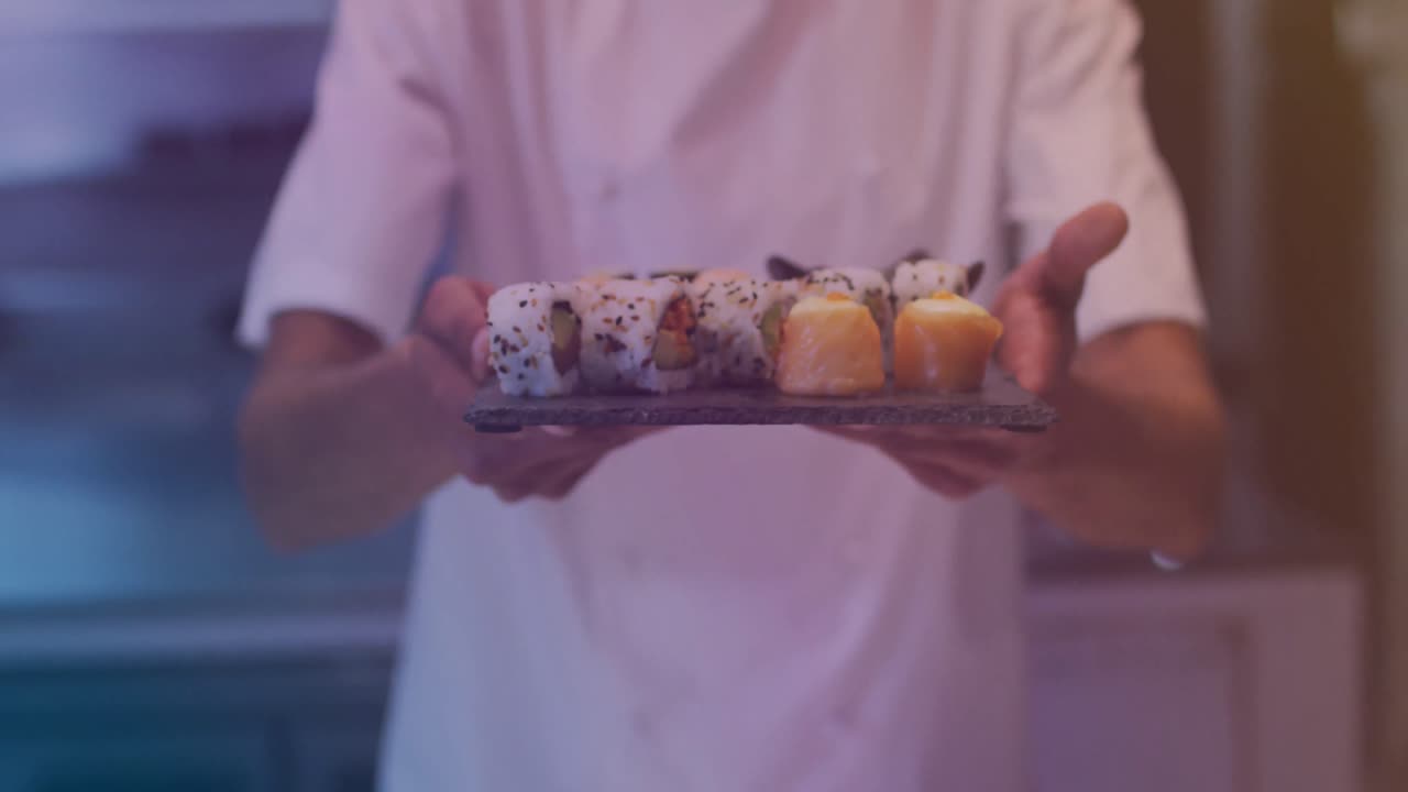 animación de un chef masculino biracial sosteniendo sushi