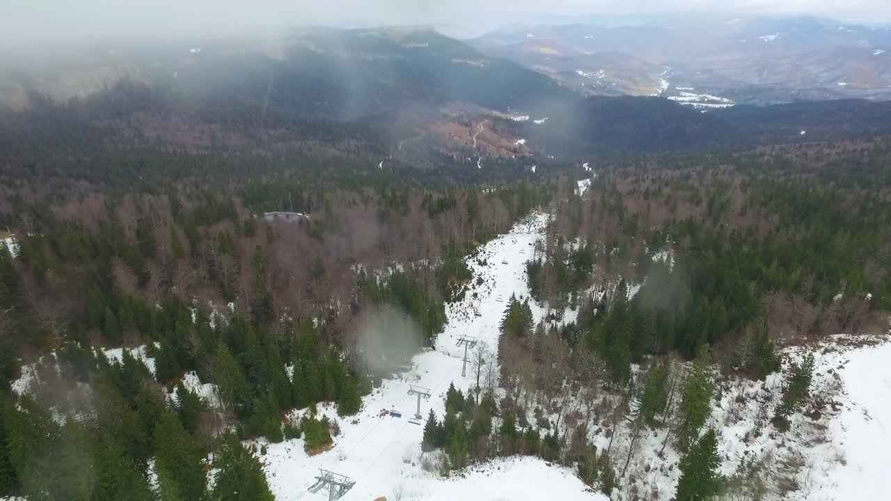 vista aérea del deporte turístico, zona de esquí y complejo recreativo en la montaña jahorina, bosnia y herzegovina