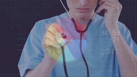 procesamiento de datos estadísticos y médicos sobre una trabajadora de la salud con un estetoscopio en el hospital