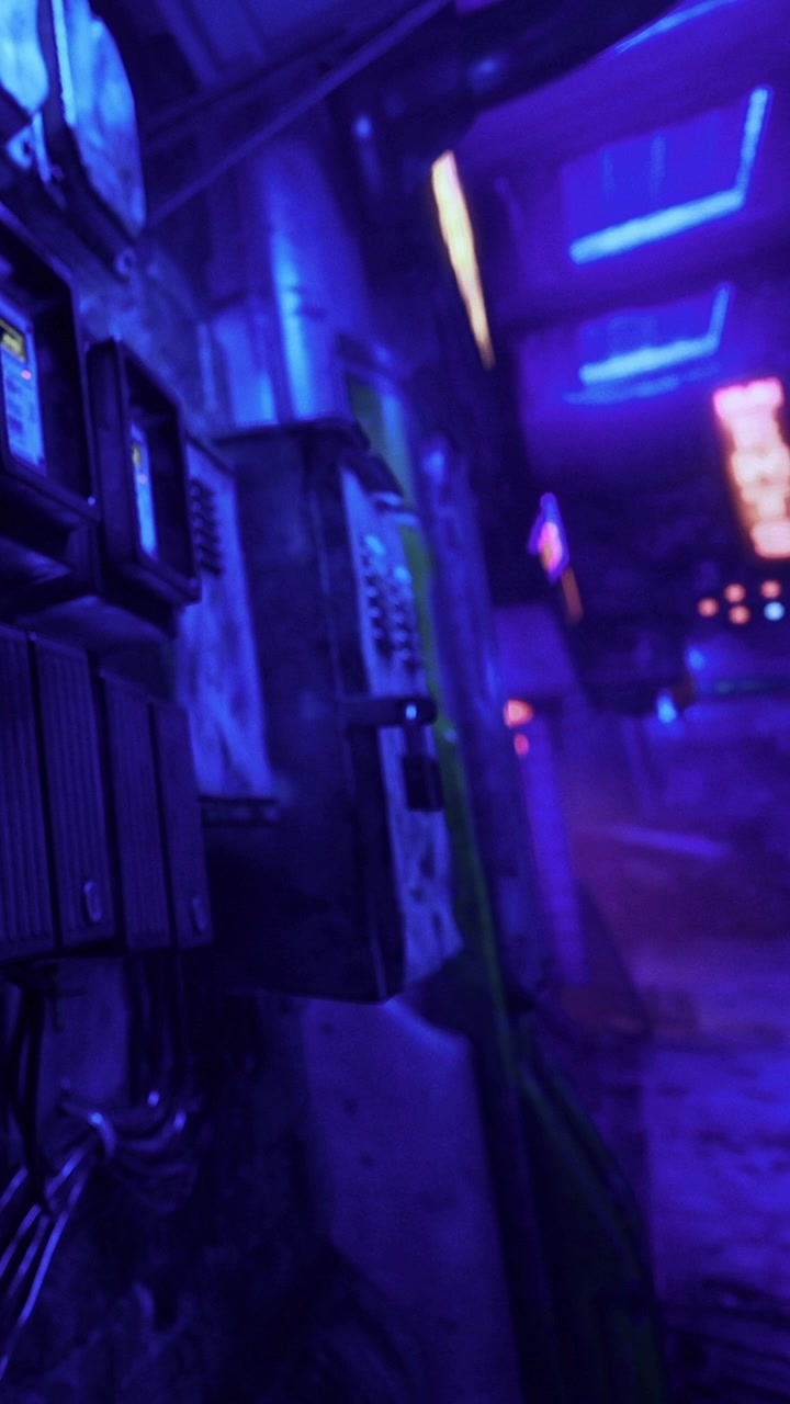 Gece neon ışıkları ve eski telefon kulübeleriyle dolu bir şehir ara sokağı sahnesi.