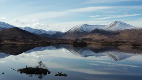 rannoch moor, schottland: luftbilder, die an einem vollkommen stillen tag aufsteigen