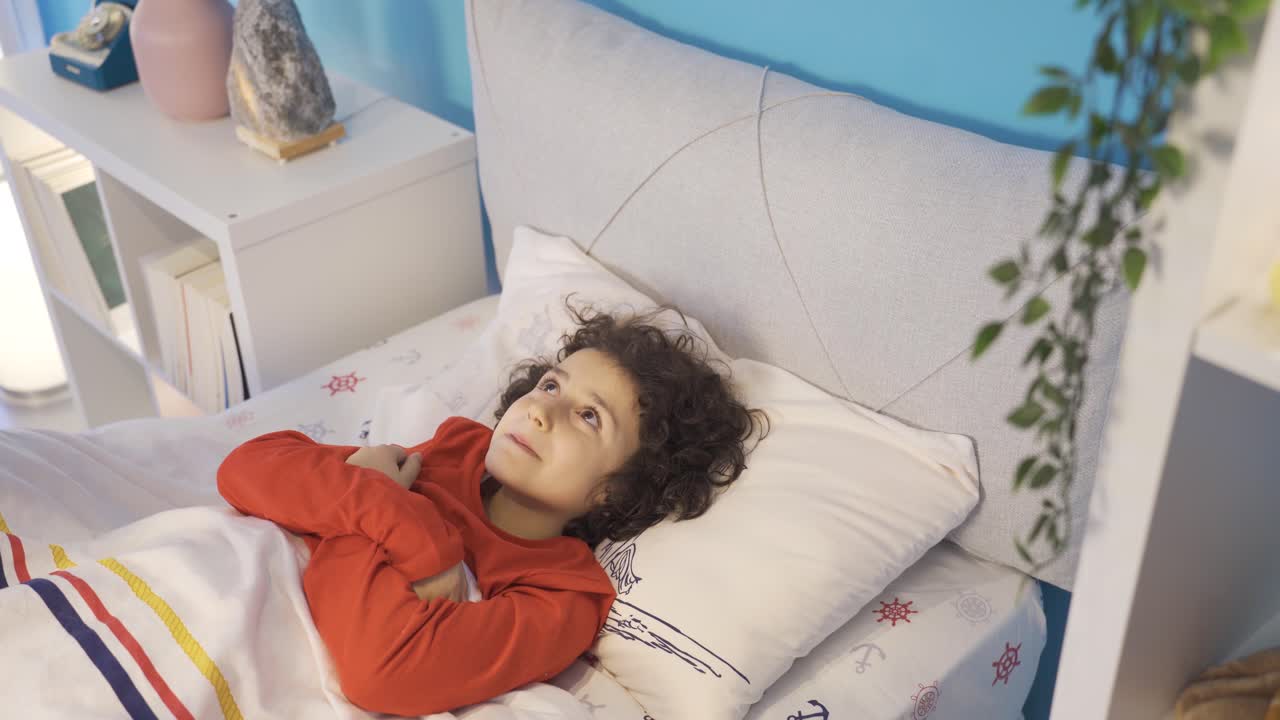 아이는 침대에서 꿈의 진실한 초상화를 원합니다. 생각하는 것을 상상해 보세요.