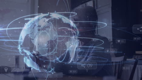 animación de un globo giratorio y luces sobre una mujer mayor caucásica que usa un teléfono inteligente