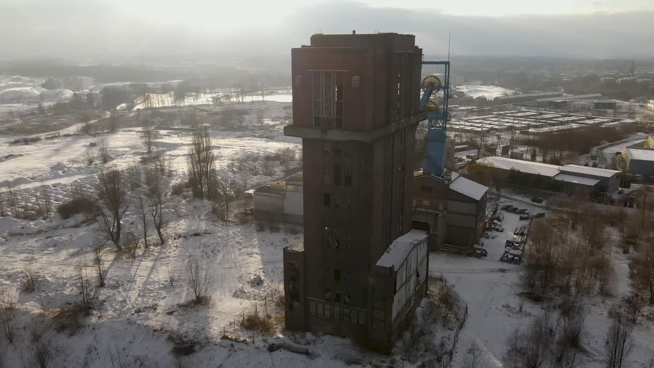 панорамный вид с воздуха закрытой, заброшенной угольной шахты в байтоме, польша