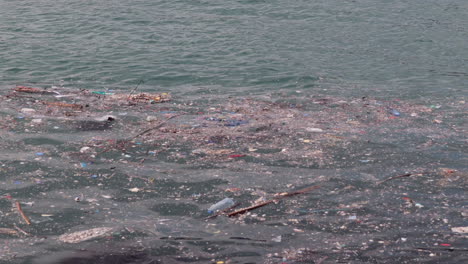 Terrible-Contaminación-Por-La-Costa--cerrar