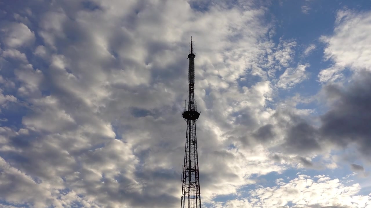 Una torre televisiva tra le nuvole. Riprese in time-lapse