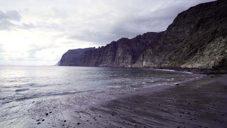 Schwenken-Sie-An-Einem-Bewölkten-Tag-Eine-Kardanische-Aufnahme-Der-Gigantenklippen-Auf-Teneriffa-Nach-Rechts