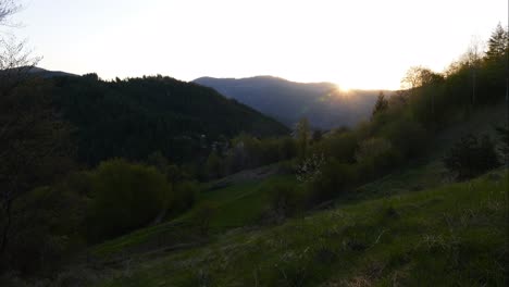 Vueltas-De-Tiempo-Amanecer-En-Las-Montañas-Rodope,-Bulgaria