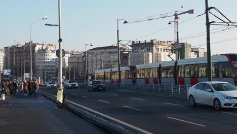 el tranvía pasa por una calle de la ciudad de estambul, turquía