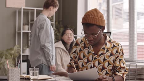 hombre negro hipster trabajando en la oficina