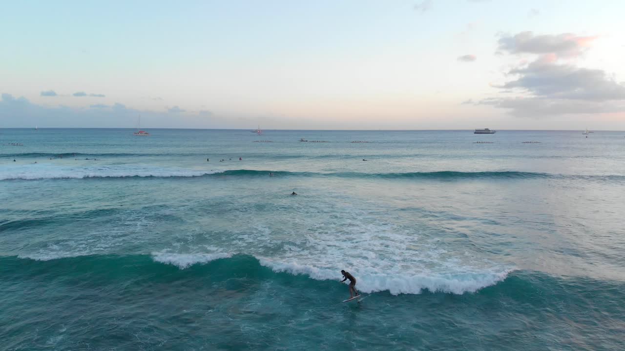 Inseguimento aereo di un surfista con hydrofoil all'ora d'oro alle Hawaii