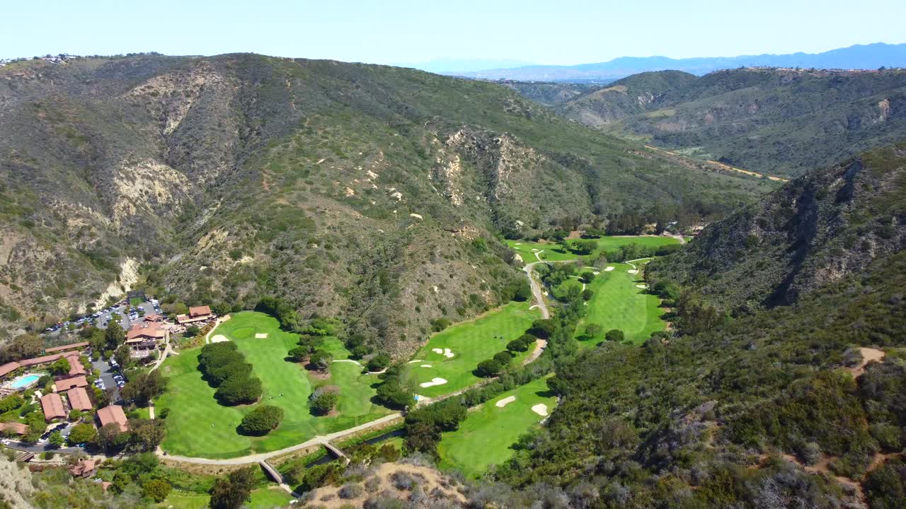 aéreo, con vista al rancho, campo de golf y cañones en laguna beach en los angeles, california