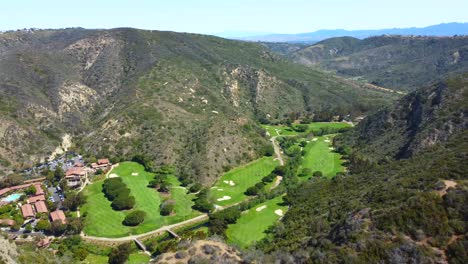 Aéreo,-Con-Vista-Al-Rancho,-Campo-De-Golf-Y-Cañones-En-Laguna-Beach-En-Los-Angeles,-California