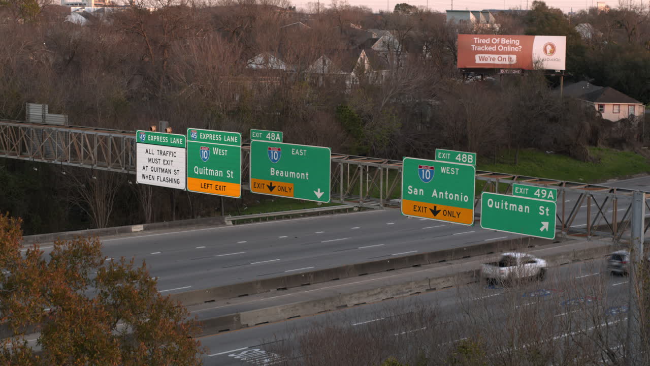 휴스턴의 i-45 북쪽 고속도로를 여행하는 자동차의 4k 드론 보기