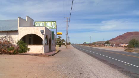 un antiguo bar o restaurante se encuentra en el desierto de mojave