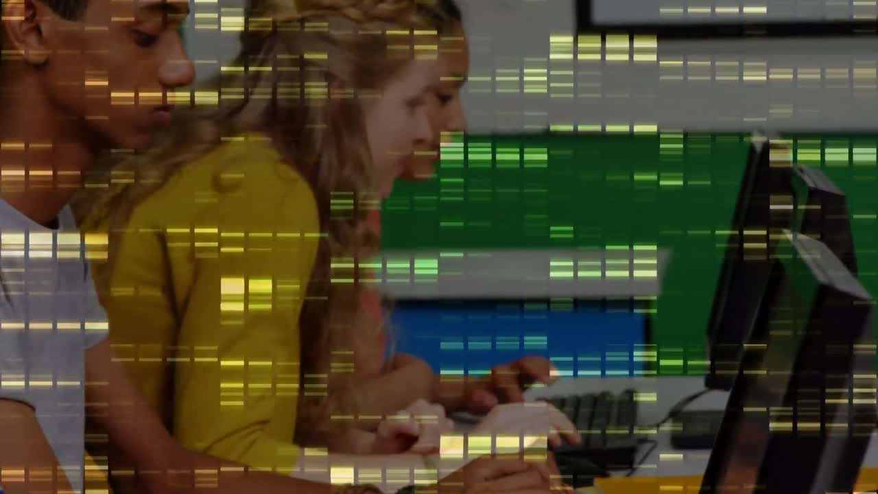 animación de la interfaz digital sobre un grupo diverso de personas