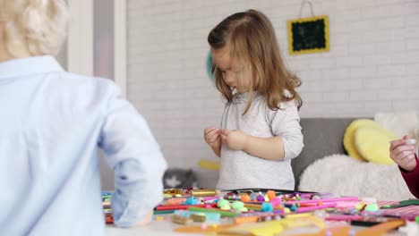 niños centrados divirtiéndose en la clase de arte