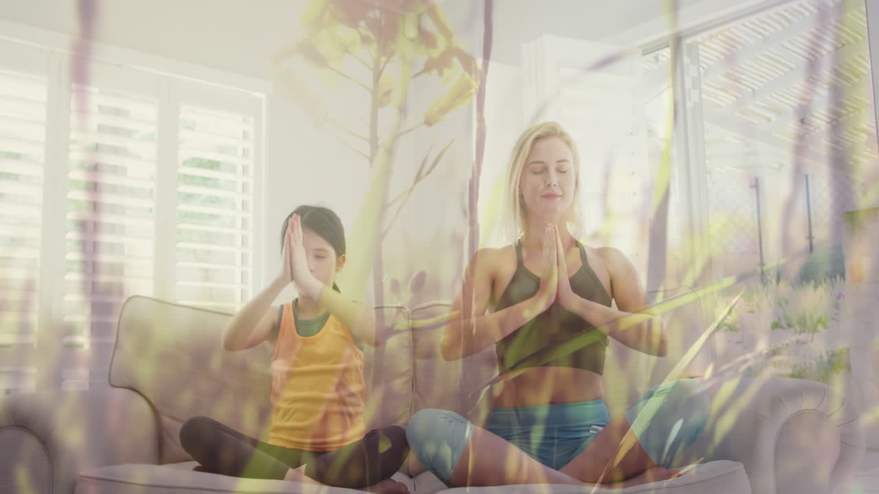 анимация травы, движущаяся над счастливой кавказской женщиной с дочерью, занимающейся йогой